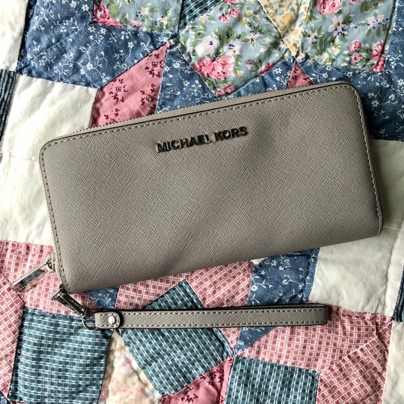Michael Kors Jet Set Travel Continental Wallet - Picture 3 of 5